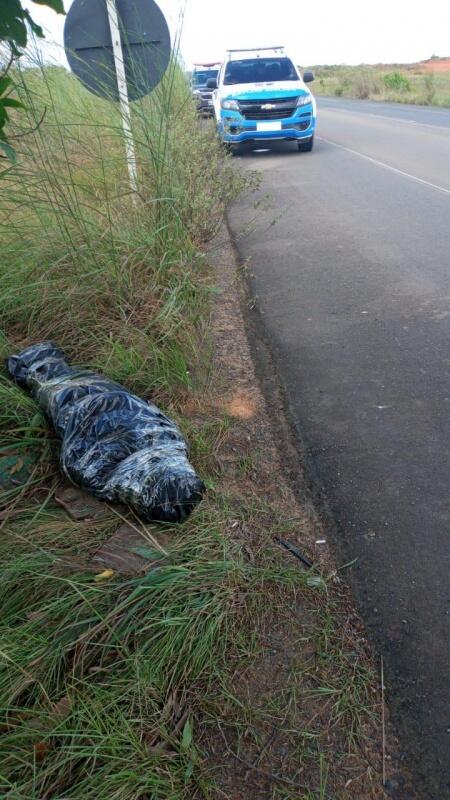 Corpo foi encontrado enrolado em rede e envolto a uma lona preta (Foto: Divulgação)