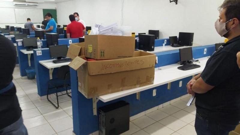 Momento em que parlamentares ajudavam a recolher os cadastros em sala na Univirr (Foto: Edilson Rodrigues/FolhaBV)
