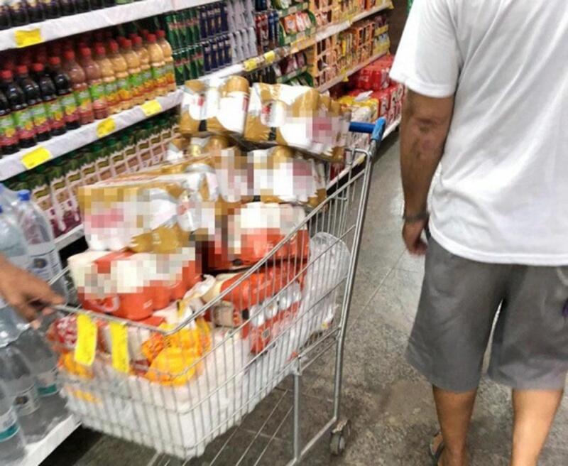 Nos supermercados, consumidores lotam os carrinhos (Fotos: Diane Sampaio)