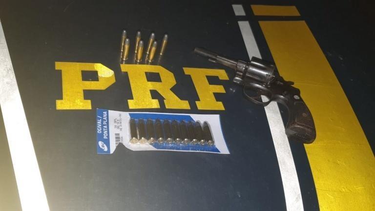 Arma e munições foram apreendidas pela PRF no domingo (Foto: Ascom PRF-RR)