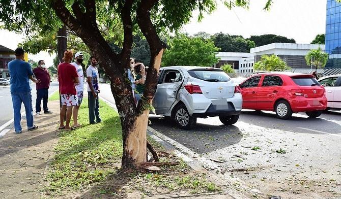 As portas do veículo conduzido pela jovem travaram com o impacto (Foto: Nilzete Franco/FolhaBV)
