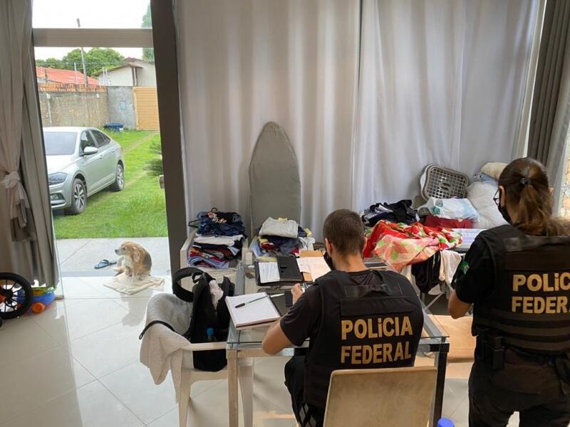São alvos das buscas, nesta etapa, um casal e um irmão do homem que seriam proprietários de uma empresa de comércio (Foto: Divulgação PF)