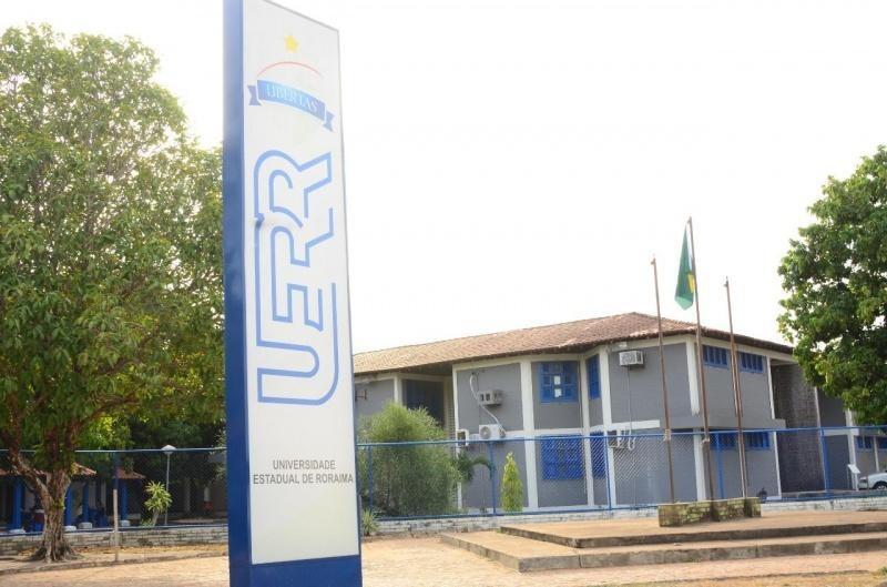 Os professores estava impedidos de entrar na instituição (Foto: Arquivo/Folhabv)
