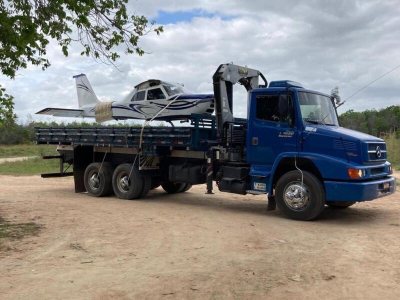 O avião, aproximadamente 40g de ouro e uma pistola foram apreendidos na ação (Foto: Divulgação)