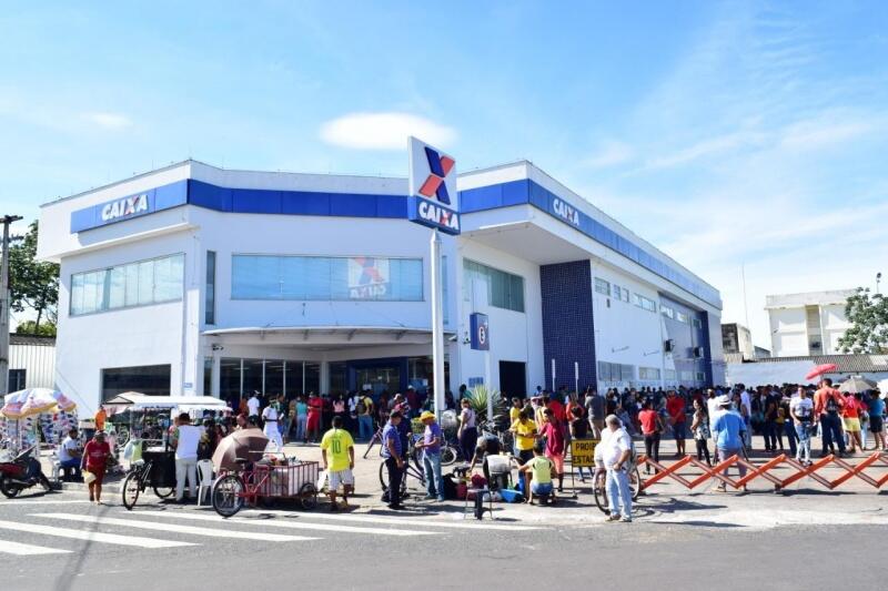 População se aglomera na Caixa Econômica Federal (Foto: Nilzete Franco/FolhaBV) População se aglomera na Caixa Econômica Federal (Foto: Nilzete Franco/FolhaBV)