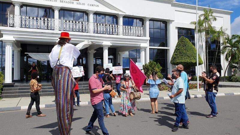 Os manifestantes se dirigiram até o Palácio Senador Hélio Campos, sede do Governo Estadual (Foto: Divulgação)
