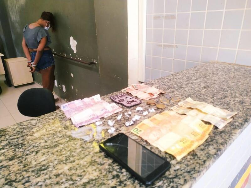 Com ela, os agentes encontraram 13 invólucros de substância aparentando ser cocaína e duas pedras de crack, e a quantia de R$203,75 (Foto: Aldenio Soares)