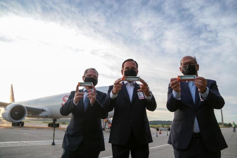 Esta é a segunda remessa a chegar no país, sendo a primeira de 120 mil doses prontas recebida no dia 19 de novembro (Foto: Divulgação)