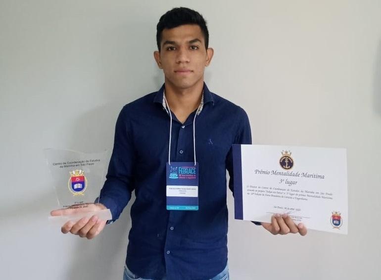 O projeto desenvolvido pelo estudante, junto com sua equipe, foi um barco capaz de coletar lixo de rios poluídos (Foto: Divulgação)
