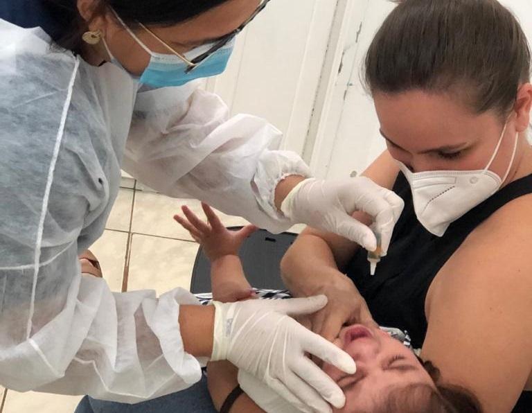As doses da vacina continuam disponíveis nas Unidades Básicas de saúde, em todos os municípios (Foto: SecomRR)
