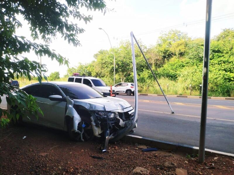 A lateral foi parcialmente destruída, mas ninguém se feriu (Foto: Aldênio Soares)