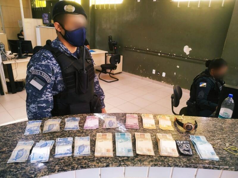 A polícia encontrou R$ 5.386,00 no local do assalto (Foto: Aldênio Soares)
