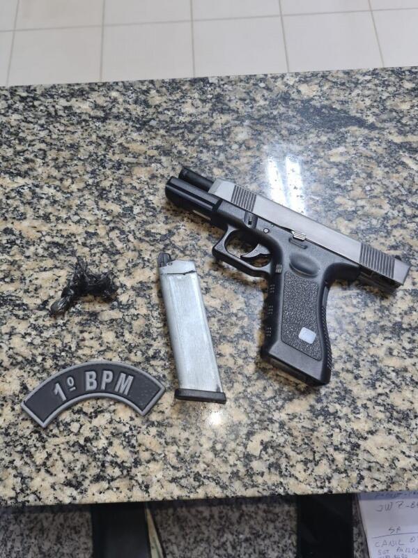 Durante a revista, além do simulacro de arma de fogo, foi encontrada uma trouxinha aparentando ser cocaína. (Foto: Divulgação)