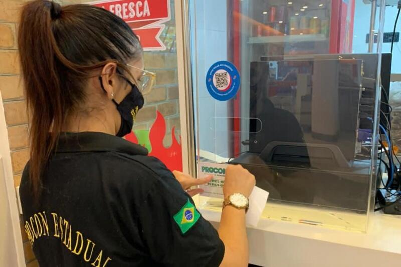 A ação visa, ainda, a distribuição de panfletos informativos nos centros comerciais e a entrega de adesivos com números do Procon em lojas. (Foto: Divulgação)