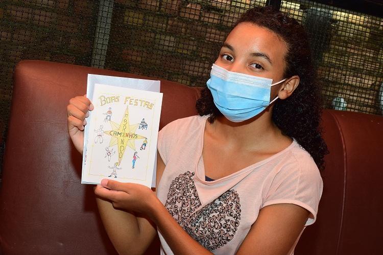 "Fui buscar inspiração neste período e então desenhei uma estrela dourada, com símbolos natalinos, que transmitem alegria e paz para as pessoas”, disse Thaiza (Foto: Nilzete Franco/FolhaBV)
