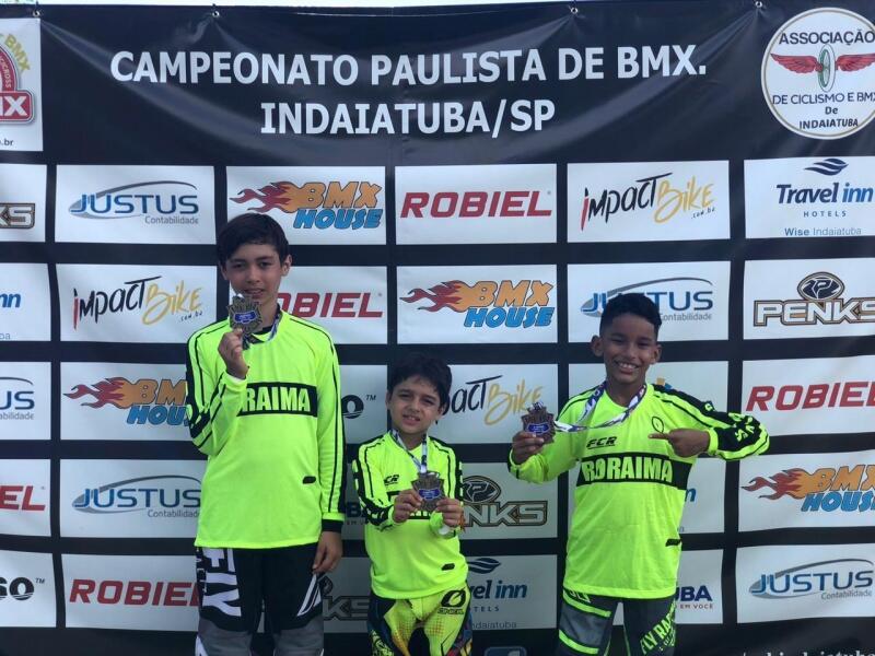 Adolfo Moratelli, Murilo Moratelli e Murilo Sales exibindo orgulhosos suas medalhas após a segunda etapa do Campeonato Paulista de Bicicross (Foto: Divulgação) Adolfo Moratelli, Murilo Moratelli e Murilo Sales exibindo orgulhosos suas medalhas após a segunda etapa do Campeonato Paulista de Bicicross (Foto: Divulgação)
