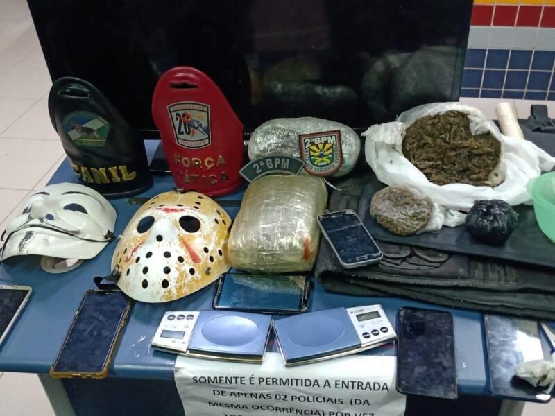 Com os envolvidos, foram apreendidos diversos materiais utilizado para o sequestro, além de invólucros de entorpecentes. (Foto: Divulgação)