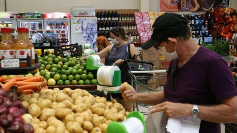 Consumidor passou a se endividar para manter despesas básicas como mantimentos e contas de luz, água e aluguel (Foto: Divulgação)