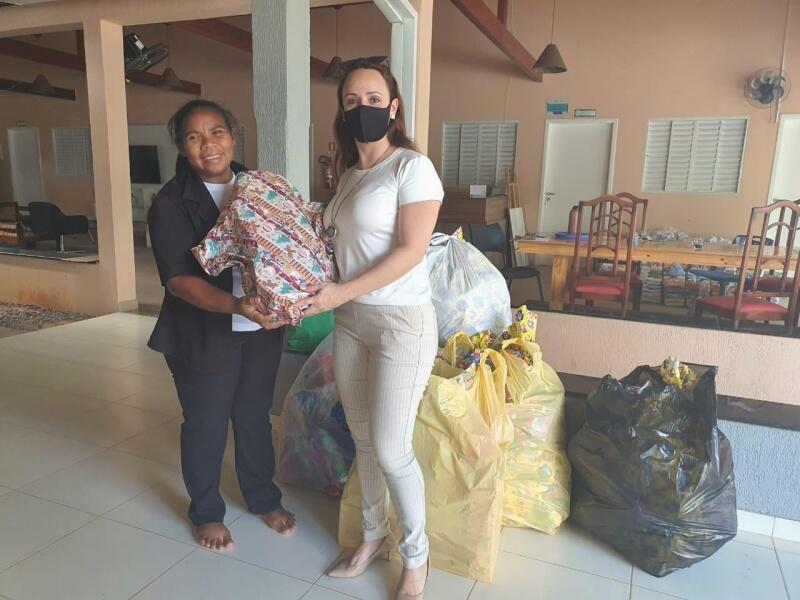 A pró-reitora Glória Maria Souto Maior acompanhou a entrega (Foto: Divulgação)