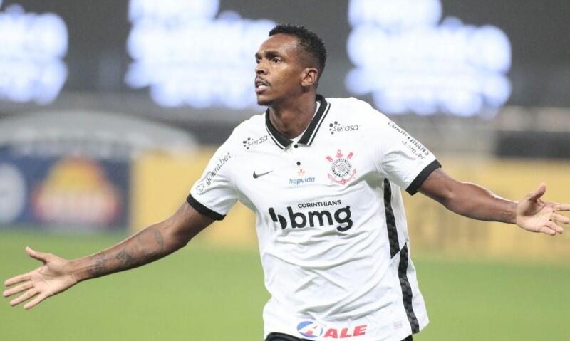 Jô comemora o gol da virada