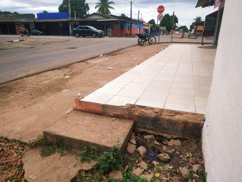 No local do crime ficaram as marcas de sangue da vítima (Foto: Aldenio Soares)