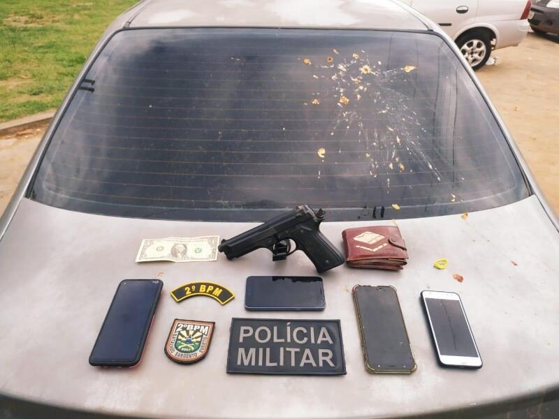 Quatro celulares foram apreendidos com os indivíduos, além de um simulacro de arma de fogo (Foto: Aldenio Soares)