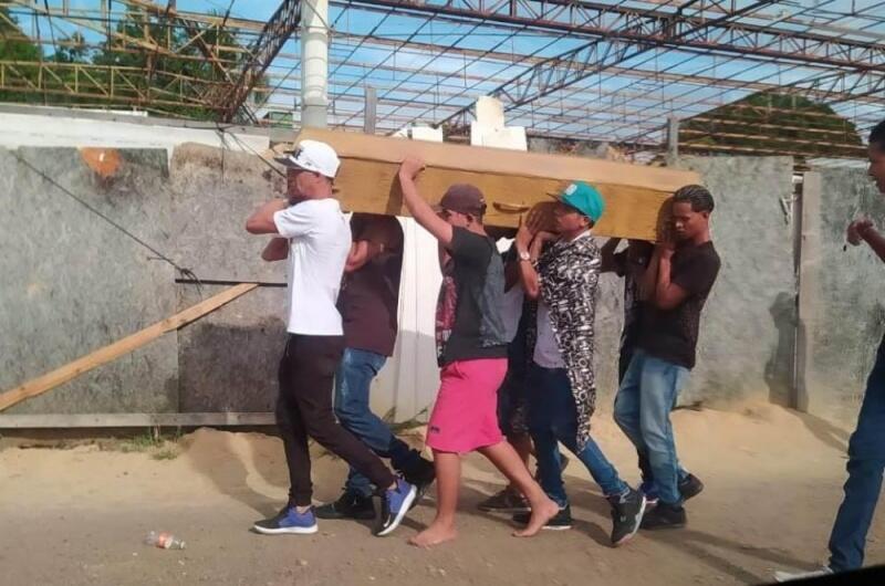 A informação é que eles estariam à caminho do Cemitério para o sepultamento (Foto: Divulgação)