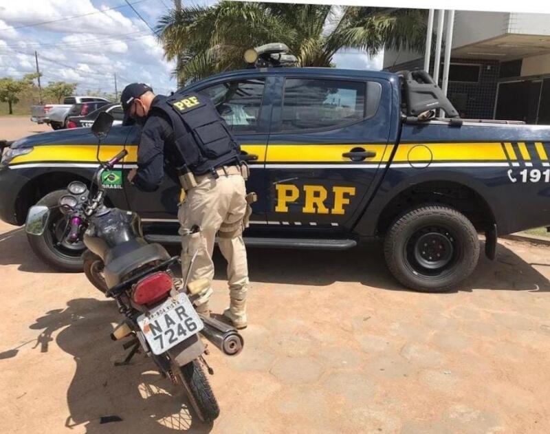 O condutor e a moto foram encaminhados ao Distrito Policial (Foto: PRF)