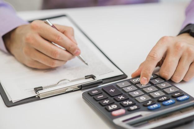Apesar de todos os municípios contarem com suas arrecadações de impostos e tributos para ter orçamento próprio, em muitos casos, os recursos enviados pela União são a diferença na gestão dessas localidades (Foto: Freepik)