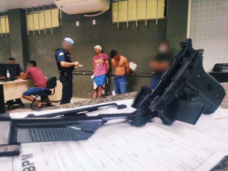 Após os primeiros socorros, ambos foram encaminhados ao 5° Distrito Policial (Foto: Aldênio Soares)