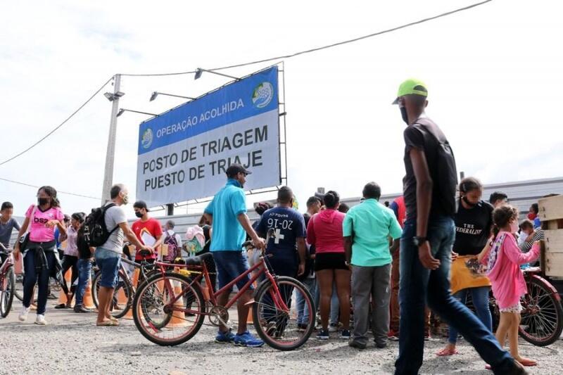 No local, a equipe de reportagem da FolhaBV conversou com alguns imigrantes que disseram estar aguardando a renovação da documentação. (Foto: Laura Alexandre/FolhaBV)