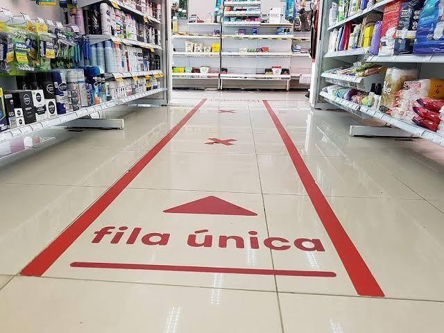 É recomendado que o distanciamento seja de no mínimo um metro entre os servidores e clientes. (Foto: Divulgação)