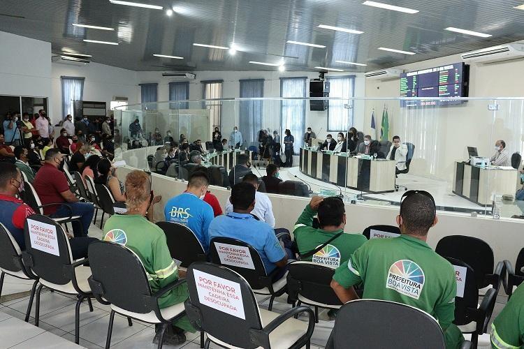 Após a sessão, os vereadores se reuniram no plenarinho com um grupo de garis (Foto: Câmara Municipal de Boa Vista) Após a sessão, os vereadores se reuniram no plenarinho com um grupo de garis (Foto: Câmara Municipal de Boa Vista)