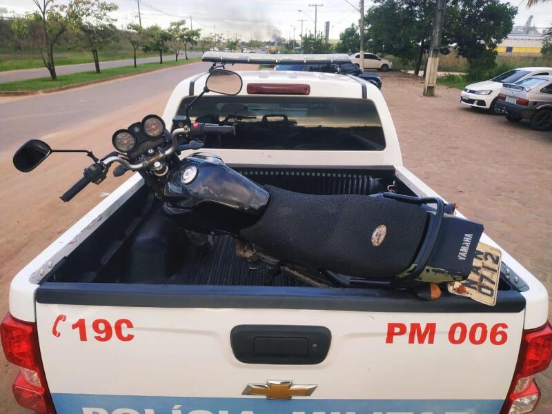 A motocicleta foi encontrada abandonada em um terreno (Foto: Aldenio Soares)