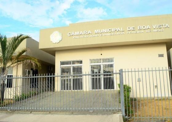 PMBV diz que alteração no repasse de recursos pode impossibilitar serviços, como os de manutenção de praças (Foto: Arquivo FolhaBV)