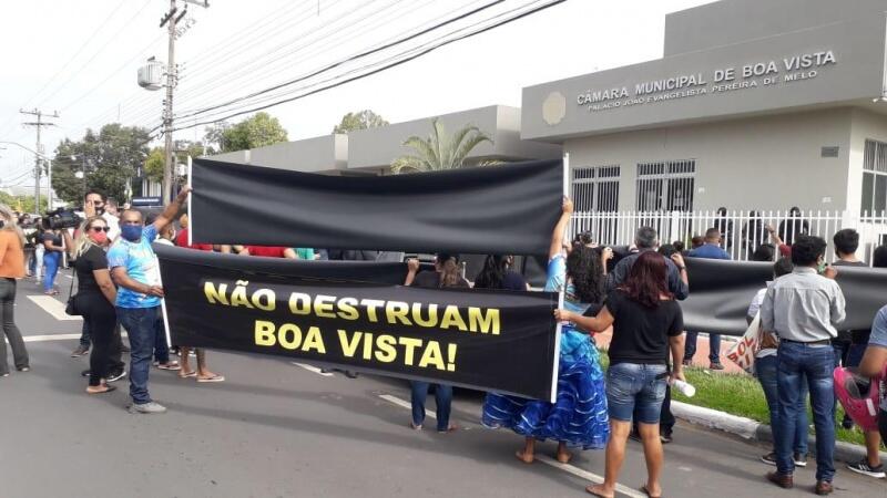 Centenas de pessoas cobram por aprovação da LOA (Foto: Nilzete Franco/FolhaBV)