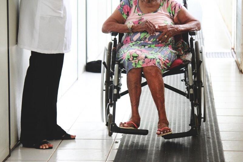 Segundo uma filha da idosa, a transferência fora de domicílio (TFD) já foi autorizada, mas falta a liberação de algum estado para mandar a paciente (Foto: Divulgação)
