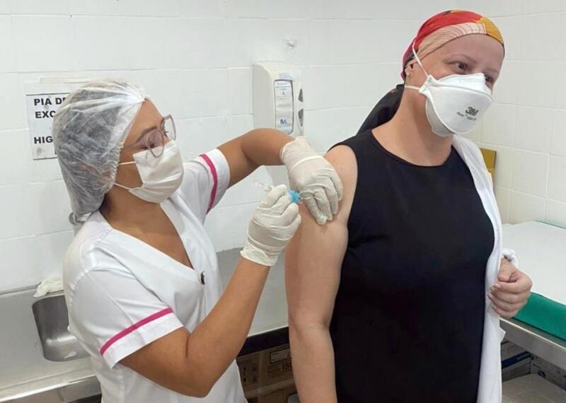 A primeira vacinada na unidade foi a diretora técnica da unidade, médica Cristiane Born, que é ginecologista e obstetra (Foto: Divulgação)