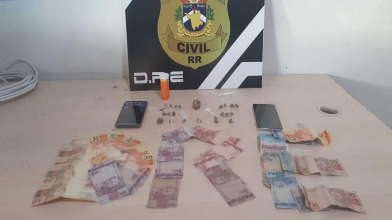 Com o jovem de 18 anos, os policiais apreenderam R$ 240,00 e com o de 26, a importância de R$ 340,00 em dinheiro trocado (Foto: Divulgação)