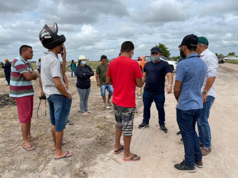 Presidente da Câmara, Genilson Costa, durante diálogo com moradores (Foto: Ascom CMBV)