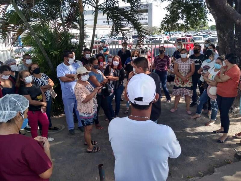 Durante o protesto, os manifestantes reivindicaram o ajuste do acordo proposto pelo Governo de Roraima, que pretende retirar gratificações e parcelamentos de salários (Foto: Divulgação)