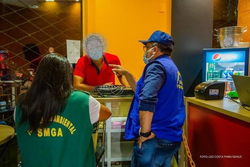 Segundo a PMBV, a ação foi intensificada no final de semana para a fiscalização em comércios, bares, restaurantes e casas noturnas (Foto: Léo Costa Semuc PMBV)