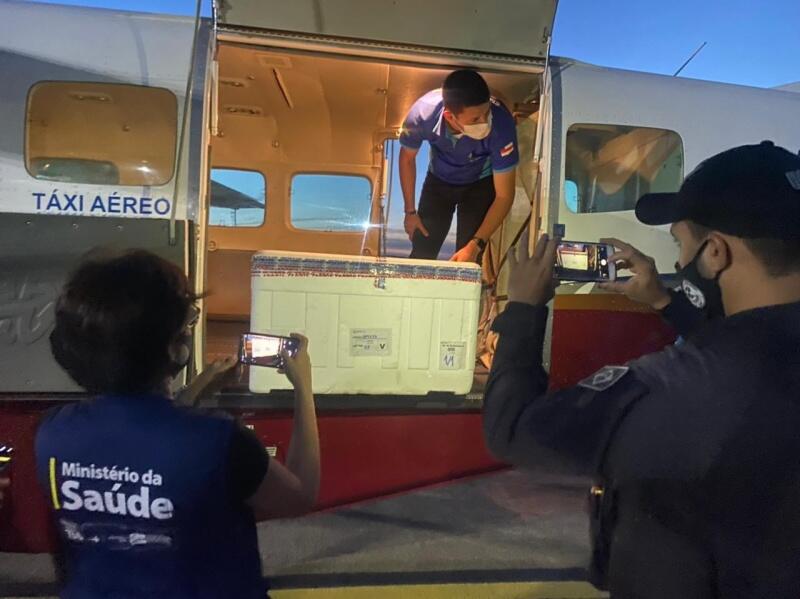 Material foi recebido por agentes do Ministério da Saúde e do Governo do Estado (Foto: SecomRR)