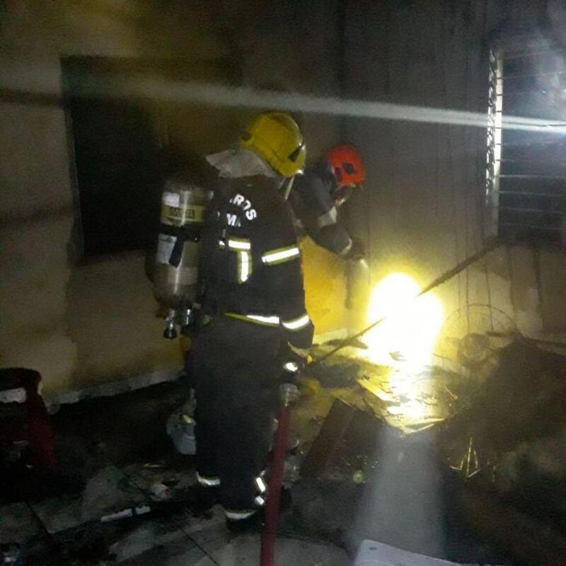 Os bombeiros conseguiram evitar que o fogo passasse para os demais cômodos e também para casas vizinhas, minimizando os danos patrimoniais de várias pessoas (Foto: Divulgação/CBMR)