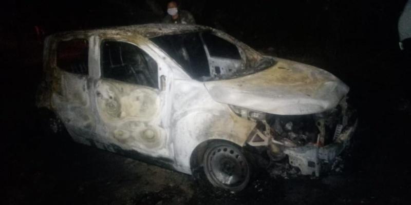Carro do apresentador foi encontrado pegando fogo pouco tempo depois do sumiço da vítima (Foto: Divulgação)