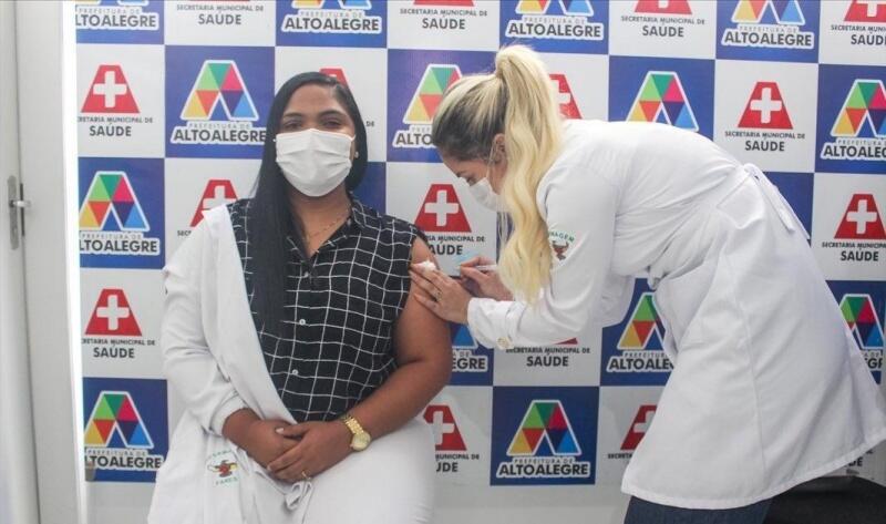 A secretária-adjunta de Saúde, Daniely Negreiro, foi responsável por aplicar primeira vacina (Foto: Prefeitura de Alto Alegre)