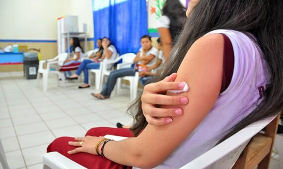 O público-alvo continua sendo formado por meninas e meninos de 9 a 14 anos, visando protegê-los antes da exposição ao vírus.  (Foto: Divulgação)