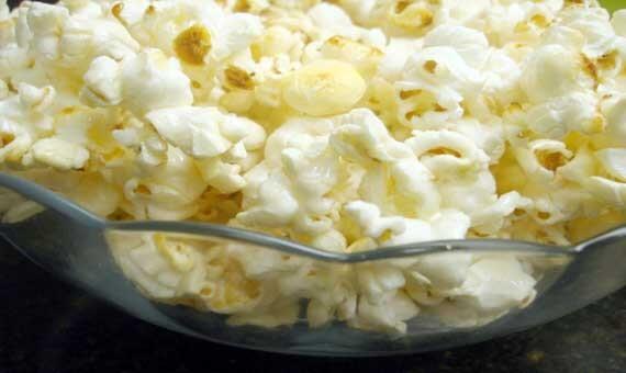 Com calorias moderadas, a pipoca oferece um impulso energético para o corpo, sendo uma escolha inteligente para um lanche reabastecedor. (Foto: Arquivo)