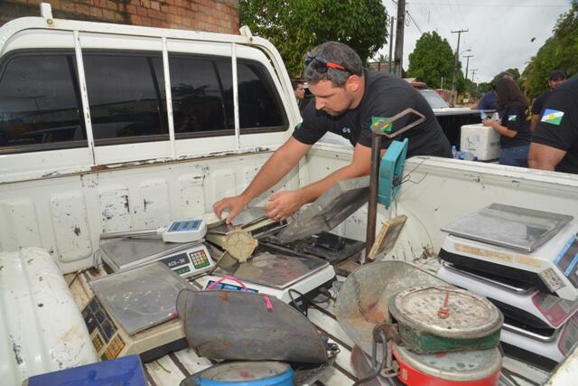 Cerca de 30 feirantes tiveram seus equipamentos apreendidos por falta de certificação do Inmetro (Foto: Elinaldo Santos)