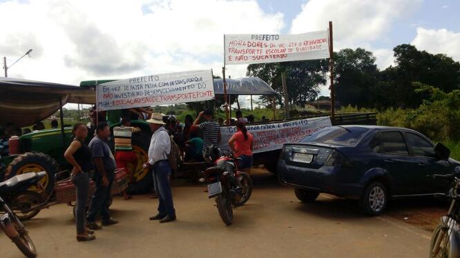 O protesto pede por melhorias no transporte escolar, em estradas e pontes, além da reforma de uma escola da rede estadual (Foto: Divulgação)